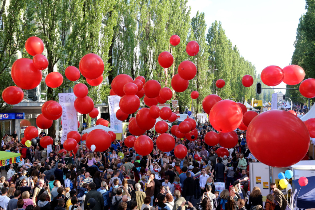 How to make a crowd smile Walk Auckland